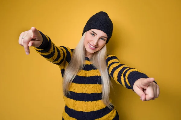 Giovane Donna Giocosa Sorridente Che Tocca Modella Con Cappello Maglione — Foto Stock