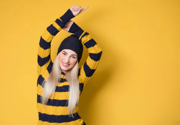 Ξέγνοιαστη Νεαρή Γυναίκα Σηκωμένα Χέρια Μοντέλο Που Φοράει Μάλλινο Καπέλο — Φωτογραφία Αρχείου
