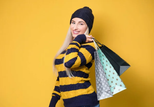 Bella Giovane Donna Possesso Borsa Pacchetto Con Acquisti Dopo Shopping — Foto Stock