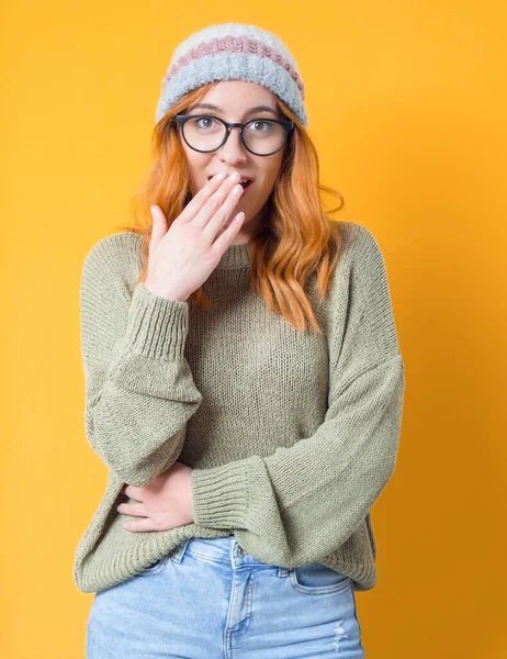 Menina Surpreendida Olha Para Câmera Isolado Fundo Amarelo Jovem Alegre — Fotografia de Stock