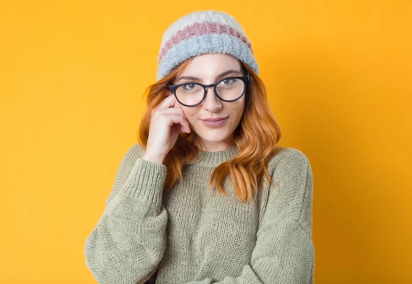 Portret Van Een Leuke Jonge Vrouw Zoek Naar Camera Geïsoleerd — Stockfoto