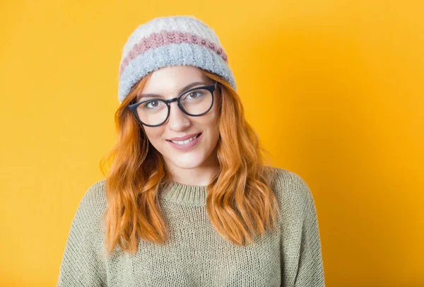 Close Menina Bonita Com Expressão Rosto Sorriso Isolado Fundo Amarelo — Fotografia de Stock