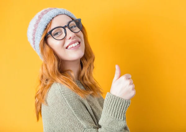 Närbild Kvinna Med Tummen Upp Isolerad Gul Bakgrund Som Koncept — Stockfoto