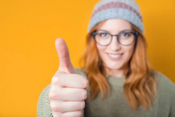 Jovem Mulher Sorridente Com Polegar Para Cima Como Conceito Concentre — Fotografia de Stock