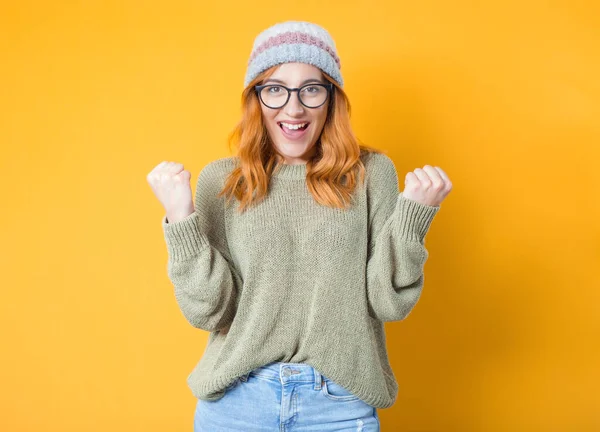 Emocionada Hermosa Joven Con Boca Abierta Puños Apretados Aislado Sobre — Foto de Stock