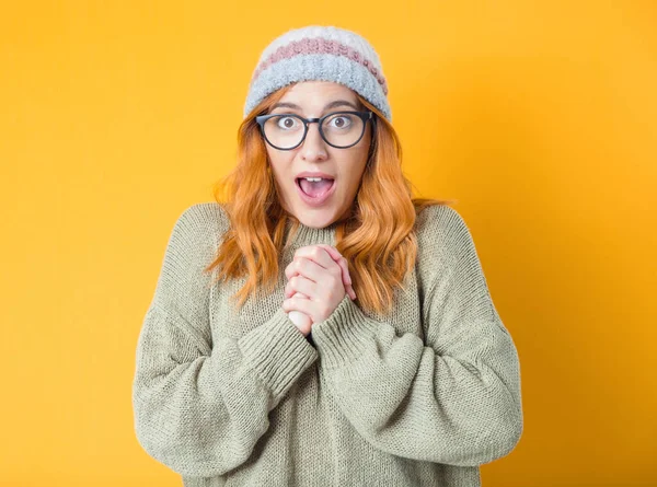 Ongelofelijk Opgewonden Vrouw Met Geopende Mond Gebalde Vuisten Geïsoleerd Gele — Stockfoto