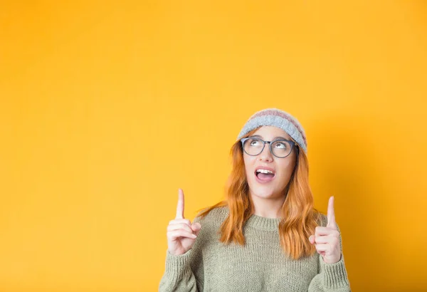 Junge Frau Die Nach Oben Schaut Und Auf Ihr Produkt — Stockfoto