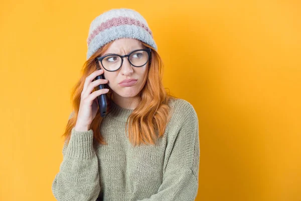 Close Irritado Menina Telefone Isolado Fundo Amarelo Uma Mulher Aborrecida — Fotografia de Stock