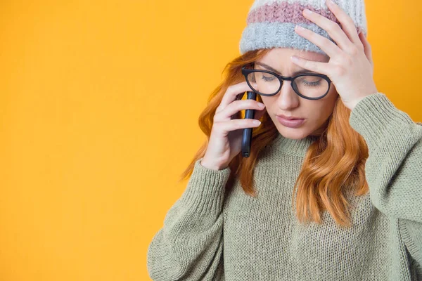 Mujer Joven Preocupada Con Teléfono Móvil Aislada Sobre Fondo Amarillo — Foto de Stock