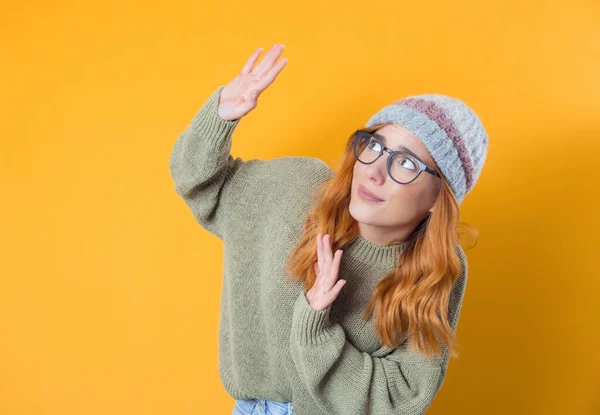 Discriminatie Jonge Vrouw Die Opkijkt Naar Baas Zichzelf Verdedigt Geïsoleerd — Stockfoto