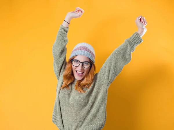 Jovencita Alegre Sonriente Con Los Brazos Levantados Aislada Sobre Fondo — Foto de Stock