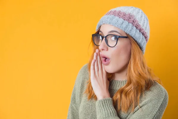 Mulher Segurando Mão Perto Boca Dizendo Segredo Isolado Fundo Amarelo — Fotografia de Stock