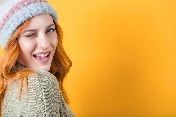 Mulher Jovem Positivo Piscando Enquanto Posando Isolado Fundo Amarelo Brincalhão — Fotografia de Stock