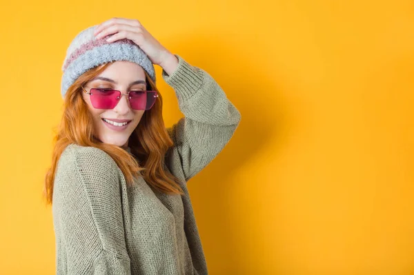 Menina Moda Feliz Com Óculos Sol Isolado Fundo Amarelo Rindo — Fotografia de Stock