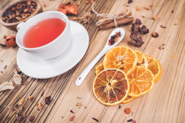 Tarçınlı, portakallı, meyveli çay fincanı, ahşap masada çay fincanı.