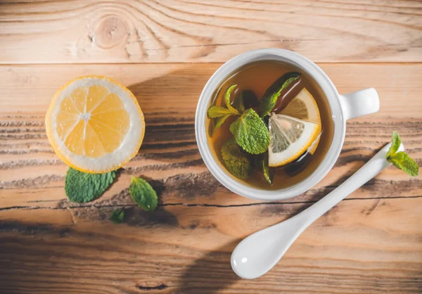 Teetasse Minzblätter Mit Frischen Zitronenscheiben Auf Holztisch Ansicht Von Oben — Stockfoto