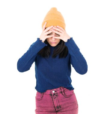 Çok çalışan genç bir kadının beyaz arka planda izole edilmiş boyun ağrısı var. Gözleri kapalı yorgun bir kadın. Stüdyo çekimi