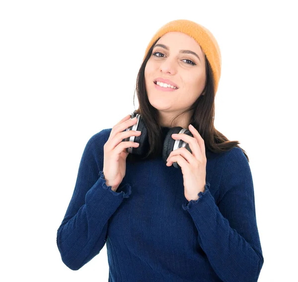 Jovem Mulher Sorridente Com Fones Ouvido Desfrutando Enquanto Ouve Música — Fotografia de Stock