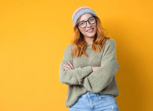 Amigável Jovem Com Braços Cruzados Isolado Fundo Amarelo Menina Bonita — Fotografia de Stock