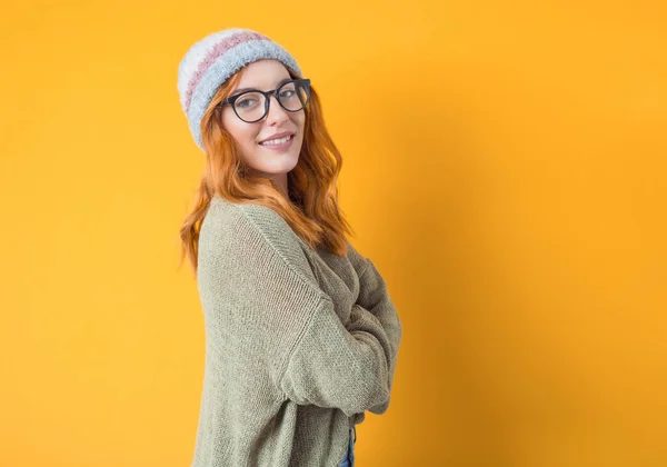 Jonge Vrouw Met Glimlach Uitdrukking Staande Halve Lengte Geïsoleerd Gele — Stockfoto