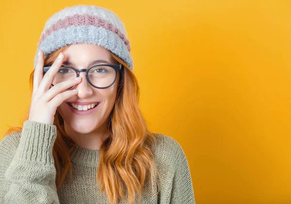 Skämt Lycklig Kvinna Tittar Genom Hans Fingrar Isolerad Gul Bakgrund — Stockfoto