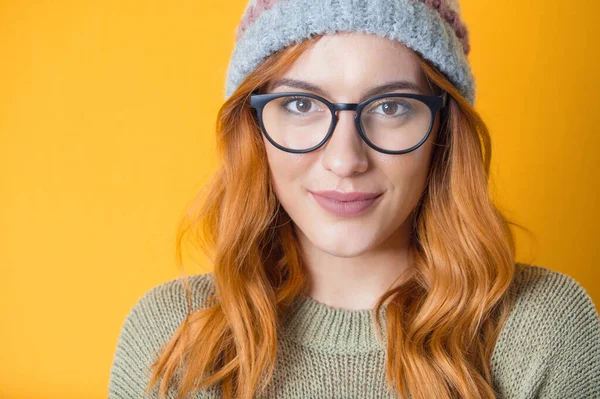 Fechar Sorrindo Bela Jovem Rosto Linda Menina Moda Isolado Fundo — Fotografia de Stock