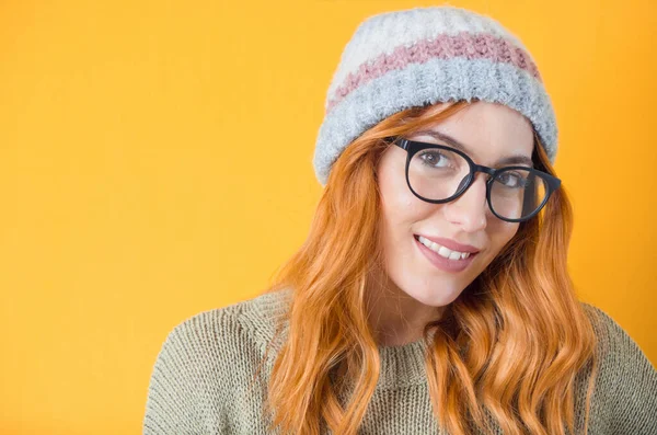 Sorrindo Jovem Mulher Cabeça Ombros Retrato Conceito Isolado Fundo Amarelo — Fotografia de Stock