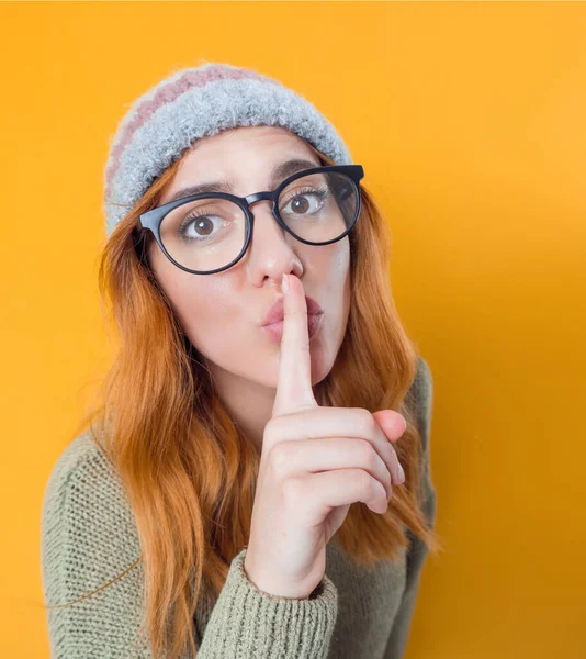 Psst Mujer Joven Sosteniendo Dedo Los Labios Mantener Concepto Secreto — Foto de Stock