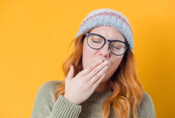 Giovane Donna Sbadiglia Ragazza Assonnata Sbadiglia Isolata Sfondo Giallo Studio — Foto Stock