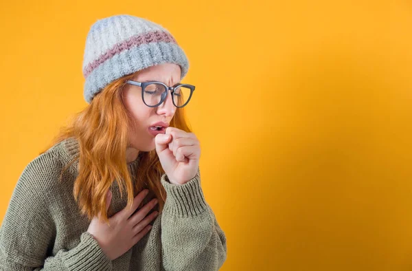 若い女性は 喉の痛みやインフルエンザの症状で病気を感じ 口で咳をし 黄色の背景に隔離されたカバー スタジオショット — ストック写真