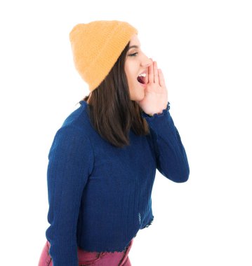 Genç bir kadın bağırıyor, beyaz arka planda izole edilmiş. Güzel bir kızın yandan görünüşü bir şey söylüyor. Stüdyo çekimi