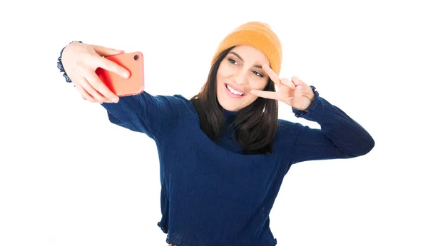 Selfie Menina Feliz Segurando Mãos Smartphone Fazer Selfie Mostrando Sinal — Fotografia de Stock