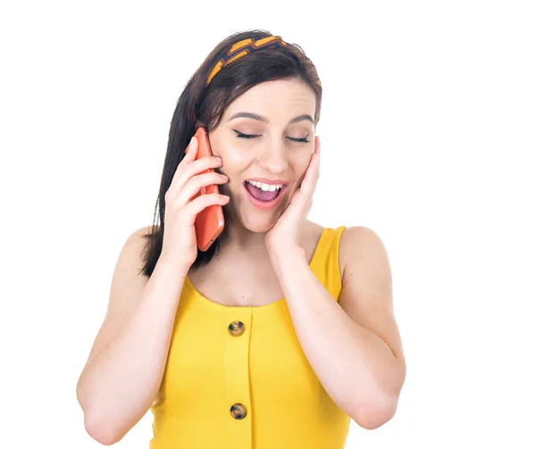 在电话里紧紧地拥抱着快乐的微笑的女孩 被白色的背景隔离着 可爱的女人在智能手机上说话 工作室拍摄 — 图库照片