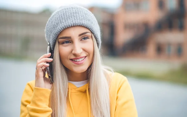 Szekrény Fiatal Mobilon Beszél Szabadban Nappal Vidám Lány Beszél Okostelefonon — Stock Fotó