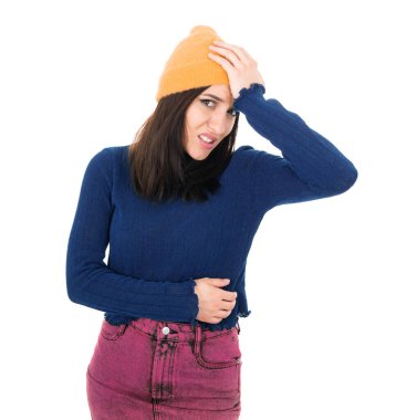 Tüh. Elleri yanağında utangaç genç bir kadın. Beyaz arka planda izole edilmiş utanç verici bir kavram. Stüdyo çekimi