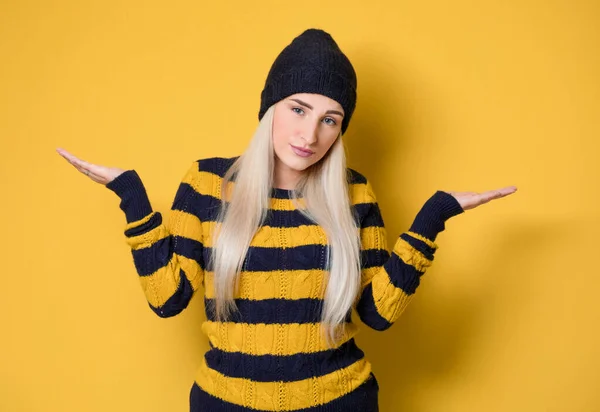 Λύση Νεαρή Γυναίκα Ανοιχτές Αγκάλες Σας Επιτρέπουν Επιλέξετε Μοντέλο Φορώντας — Φωτογραφία Αρχείου