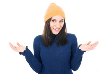 Heyecanlı genç bir kadın, elleri açık, beyaz arka planda soyutlanmış. Evet konsept. Haberler iyi. Neşeli bir kadın başarıyı kutlar. Stüdyo çekimi