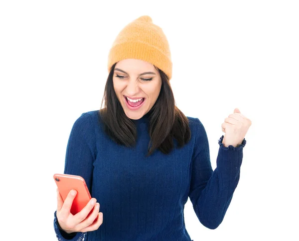 兴奋的年轻女人用电话意外地惊人地通知 孤立在白色的背景 惊讶的女孩 工作室拍摄 — 图库照片