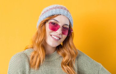 Gülümseyen genç kadın, kafa ve omuz portresi konsepti, sarı arka planda izole edilmiş. Gülen kız. Stüdyo çekimi