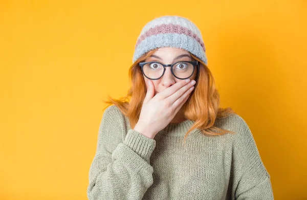 Donna Stupita Copre Bocca Isolata Sfondo Giallo Ragazza Sorpresa Concetto — Foto Stock