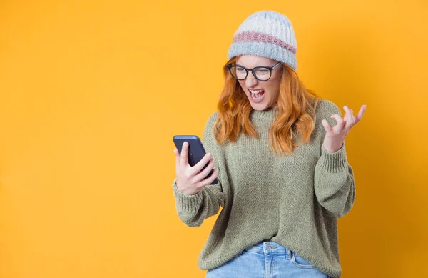 Dühös Lány Használja Mobilt Sárga Háttérrel Dühös Fiatal Néz Okostelefon — Stock Fotó