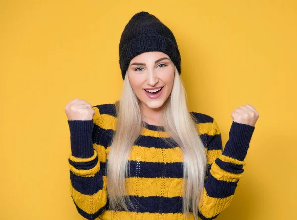 Giovane Donna Eccitata Con Pugni Stretti Modella Con Cappello Maglione — Foto Stock