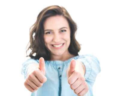 Baş parmakları havada genç bir kadın, konsept gibi. Başparmaklara odaklan, beyaz arkaplana odaklan. Evet, el kol hareketi, iyi iş çıkarmanın şarkıları. Stüdyo çekimi