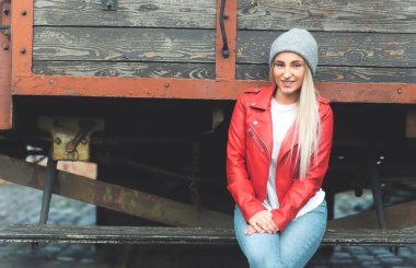 Yazı için fotokopi alanı olan güzel genç bir kadın. Açık havada gün ışığı. Günlük kıyafetler giyen güzel bir gülümseme kızı. Dışarıda.