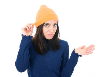 Beyaz arka plana karşı cahil genç bir kadın kollarını açmış, avuçlarını açmış, beyaz arka planda soyutlanmış. Stüdyo çekimi