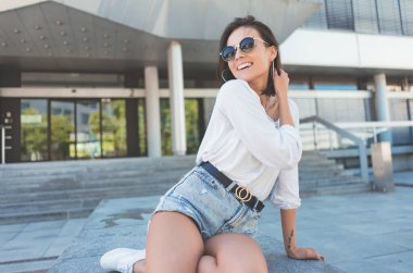 Güzel, neşeli genç bayan, dışarıda. Güzel kız poz veriyor