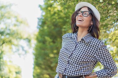 Genç bayan dışarıda bir şeylere bakıyor. Mutlu kız profili. Kopyalama alanı