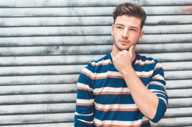 Şehirli arka plana karşı etkileyici, güzel genç adam, kopyalama alanı