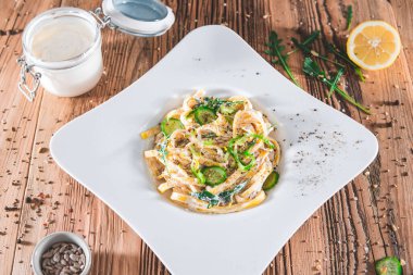 Ekşi limonlu makarna ve tahta tahtalarda otlar. Üst yaşam