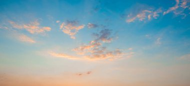 Gün doğumu açık mavi gökyüzü, gün batımında parlayan pembe bulutlar. Mavi turuncu bulutlar. Gün batımı